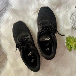 NIKE | Black & White Sneakers (women’s 9)